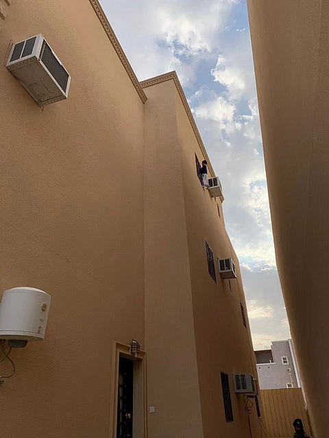 شاهد.. العناية الإلهية وتدخّل الدفاع المدني يُنقذان طفلًا عَلِق بالطابق الثالث بعنيزة