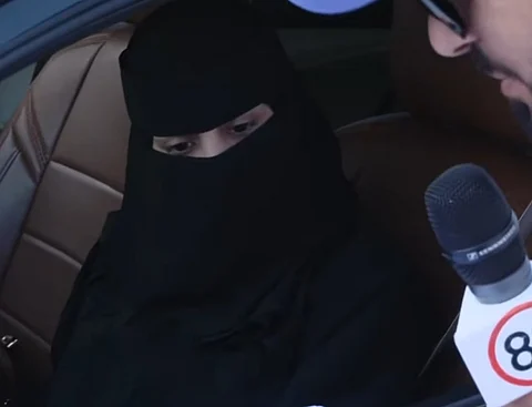 شاهد: المرور يتابع سائقة مثالية.. النتيجة مكافأة مادية من حملة 80 في جازان