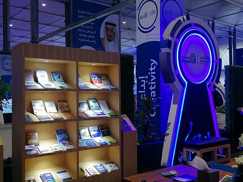مكتبة "بيبان الرياض" تتوسط ساحة الملتقى.. تبهر الزوار بإصدارات متنوعة