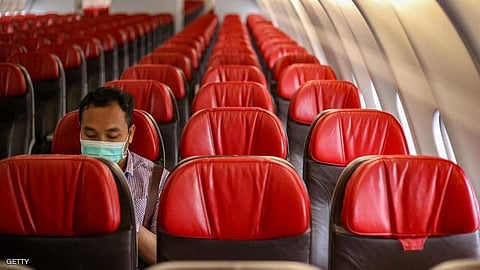 صورة نادرة لراكب وحيد بطائرة إندونيسية إلى "بؤرة كورونا" .. سلاحه "كمامة"