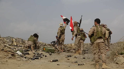 بهجوم واسع.. "الشرعية" تنتزع مواقع استراتيجية من الحوثيين في تعز