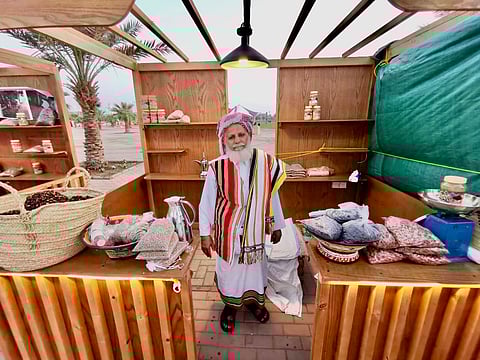 شاهد.. رحلة "زارع البن التسعيني وباريستا الكافيهات" في شارع جازان الثقافي