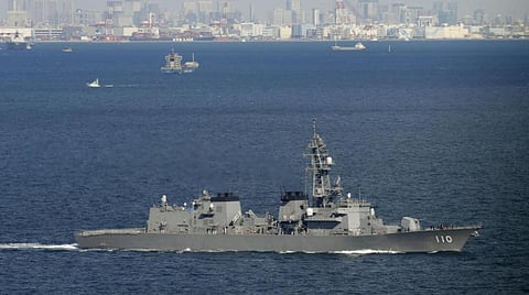 مدمرة يابانية تبحر إلى خليج عمان.. و"آبي" لطاقمها: احموا تسعة أعشار نفطنا