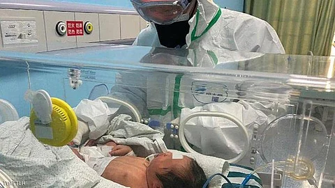 بعد إصابة أول مولود بكورونا.. "سؤال مخيف" يبحث عن إجابة