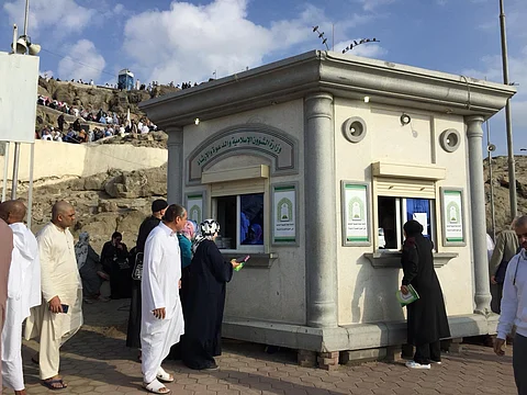 بالصور.. تشغيل كبائن التوعية الإسلامية في جبلي عرفات وثور