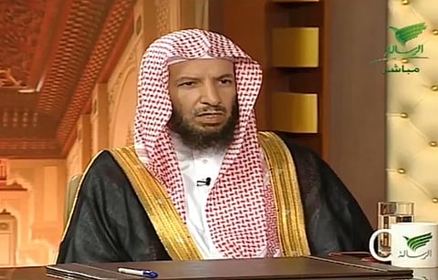 "الشثري": لا حرج في الصلاة على من كان يشرب الخمر ولا يصلي