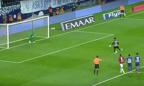 صحيفة "برتغالية": "عبدالله المعيوف" حارس "الهلال" بطل حقيقي