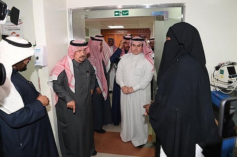 شاهد .. أمير الرياض يضع يده على الجرح وينتقد حال "مستشفى عفيف"
