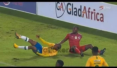 بالفيديو.. إصابة مروعة للاعب "صن داونز" الجنوب أفريقي