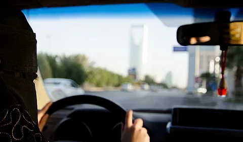 سائقة الأحساء: العمل ليس عيبًا.. والرجال لا يلتزمون بقواعد المرور.. وهذه أحلامي