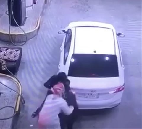 كشف غموض 4 جرائم سطو على محطات وقود في جدة.. الأمن يضبط الجناة بالرياض