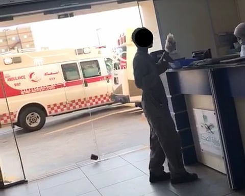 عامل نظافة بمستشفى القنفذة ينقل العينات للمختبر.. و"المتحمي": سنحقِّق في المخالفة