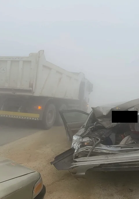 حادث تصادم وطلاب يعانون.. موجة ضبابية تجتاح جنوب بلقرن "فيديو"