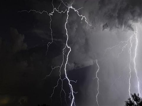 الأرصاد تنبّه من سحب ممطرة على نجران.. والمدني يحذّر