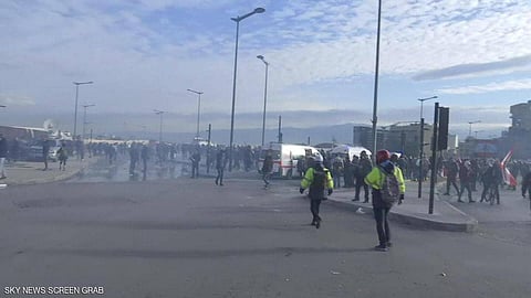 جدران ترتفع وجيش يحذّر.. المحتجون يحاصرون "البرلمان اللبناني" لهذا السبب