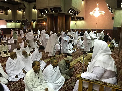 "الإسلامية" تكثف عملها التوعوي والإرشادي في جامع السيدة عائشة بـ"التنعيم"