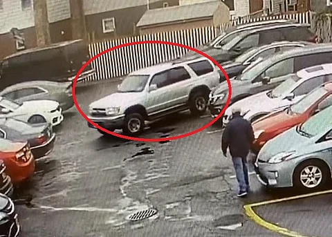 فقط حاوَلَ إخراج سيارته من الموقف.. شاهد الكارثة