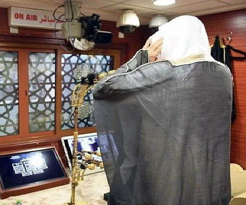 عارض صحي يمنع "الملا" من استكمال أذان العشاء بالحرم