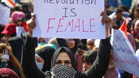 "صوت المرأة ثورة" .. العراقيات يُشعلن ساحات التظاهر رداً على "الصدر"