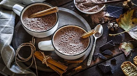 دراسة.. شرب الشوكولاتة الساخنة يوميًّا يعزز قدرة كبار السن على المشي