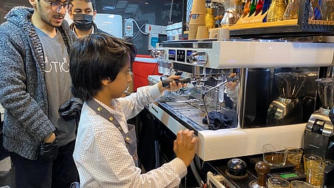 شاهد.. أصغر "باريستا" في الأفلاج يلفت أنظار هواة القهوة