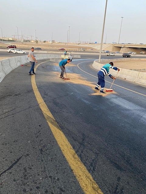 انسكاب مواد بترولية يشلّ الحركة المرورية بإحدى طرق جنوب جدة
