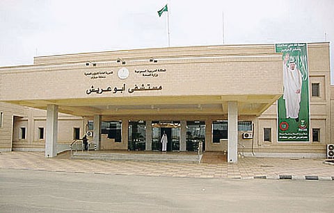 "اشتكيني للوزير" .. مواطن يتهم مستشفى أبو عريش بإهمال ابنه .. 16 سنة غيبوبة!