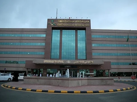 وهو في كامل وعيه .. عملية معقّدة وخطيرة تستأصل ورماً بدماغ مريض بمكة