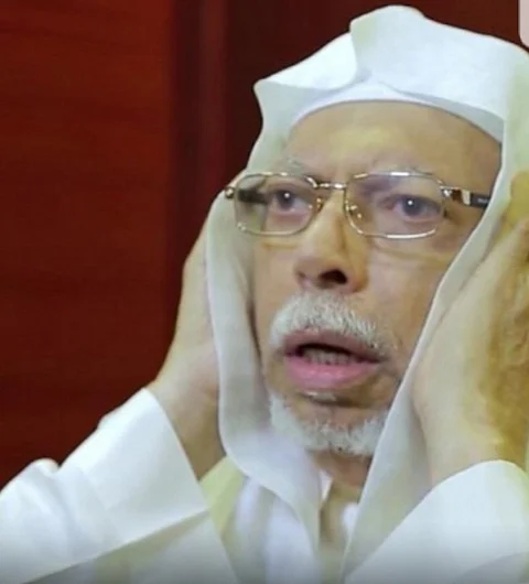 بعد العارض الصحي.. فيديو من داخل "مكبرية الحرم" يعلن عودة "ملا" للأذان