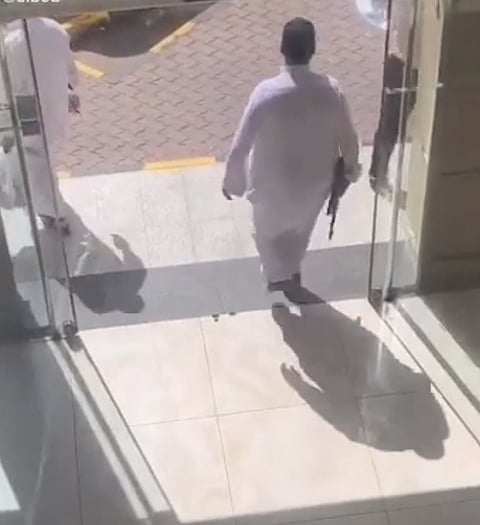 دوريات أمن الرياض تقبض على شخص حمَل سلاح رشّاش داخل مطعم