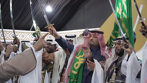 بالصور... أمير الشمالية يفتتح مهرجان الصقور بطريف