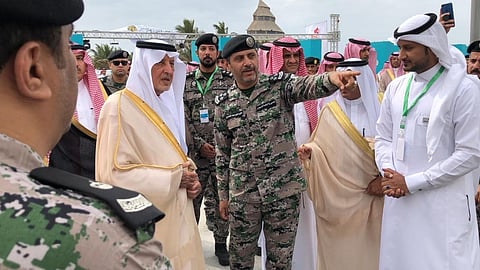 "الفيصل" يزور جناح سجون مكة بمعرض القوات الخاصة لأمن الطرق بجدة