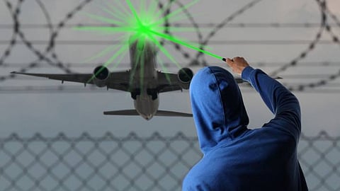 أشعة ليزر "غادرة" تُحرق عين طيار.. وتهدد بكارثة جوية