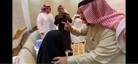بالفيديو.. لماذا قبّل أمير الرياض رأس سيدة ثمانينية في الأفلاج؟