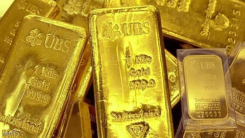 الذهب يهبط من أعلى مستوى في أسبوعين وسط ارتفاع الدولار
