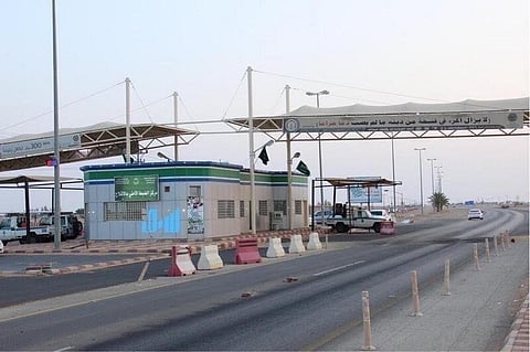 نقطة تفتيش الأفلاج تطيح بمواطن بحوزته حبوب مخدرة وحشيش