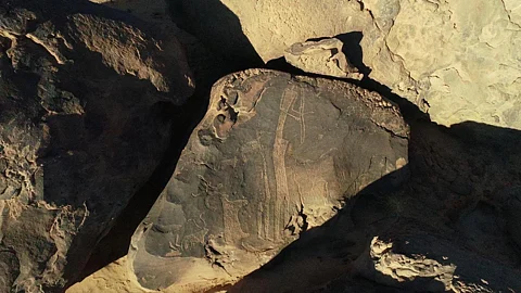 الحجر ينطق في تيماء .. نقش من قِبل التاريخ يكتشفه باحث وأثريان يعلقان