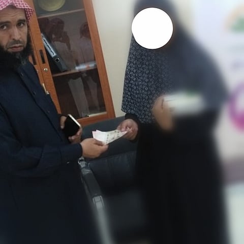 سيدة فلبينية تعلن إسلامها بدعوة البديع في الأفلاج