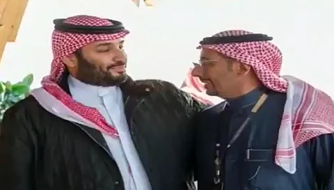 وزير الصناعة يكشف قصة صورة الشماغ مع ولي العهد: بادرني بالسؤال ففكرت سريعًا وتجنبت المأزق