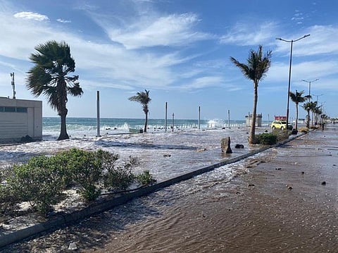 "ارتفاع الموج" بكورنيش جدة يتسبَّب بأضرار لأحد المطاعم وتحويل حركة السير