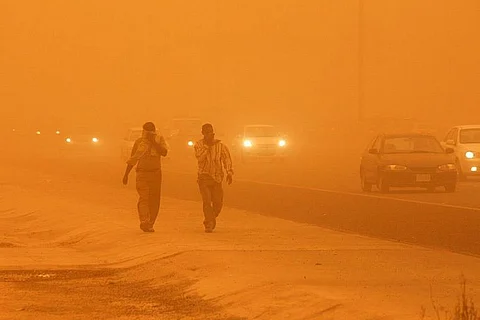 "الخضيري": لم يثبت علميًّا أن الغبار يقتل الفيروسات.. وقد تعود أكثر نشاطًا
