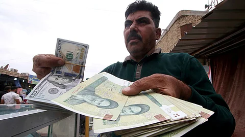 "كورونا" يهوي بقيمة العملة الإيرانية إلى أقلّ مستوياتها في عام