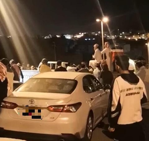 تجمُّعات شبابية ليلية وإطفاء أعمدة الإنارة.. والضحية: سكان الطائف