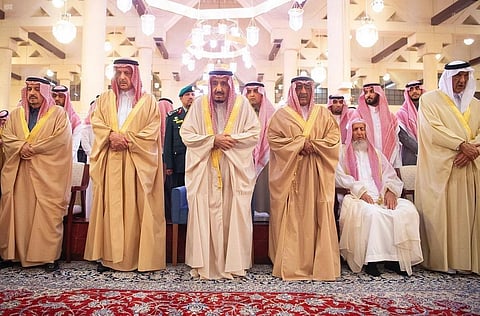 خادم الحرمين يؤدي صلاة الميت على الأمير طلال بن سعود بن عبدالعزيز