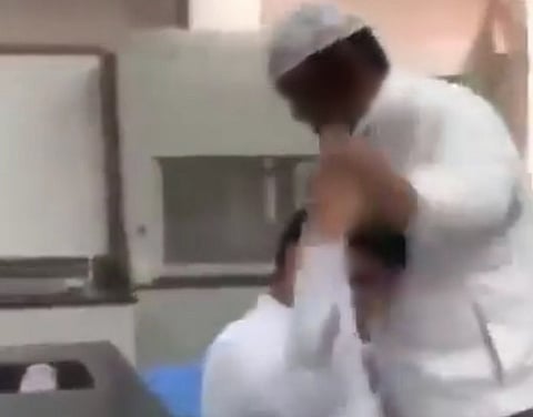 الانطواء داخل المنزل يلازم مصوّر فيديو "المزحة الثقيلة" بمكة بعد العقوبة.. وهذا ما قاله لـ"سبق"