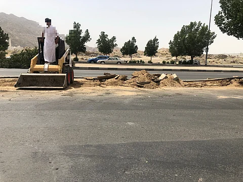 بعد نشر "سبق" لمعاناة مرتاديه.. فتح نافذ جديد في شارع 64 بـ"شرائع مكة"