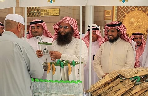 "ابتسم تؤجر" .. حملة في ساحات المسجد النبوي ضمن مبادرة خير أمة