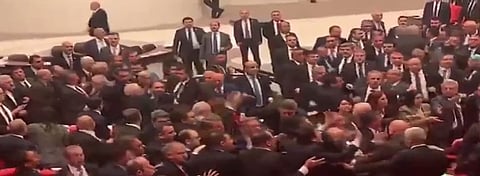 شاهد.. تبادل اللكمات في البرلمان التركي بسبب "أردوغان"