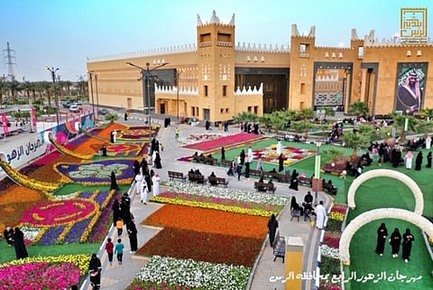 بـ600 ألف شتلة.. "زهور الرس" يستقبل زواره بلوحات كتب عليها "كلنا سلمان" و"كلنا محمد"