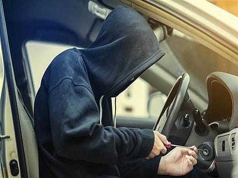 حاول الفرار فحاصره الأمن.. الإطاحة بمطلوب سرق مركبة فجراً بالرياض